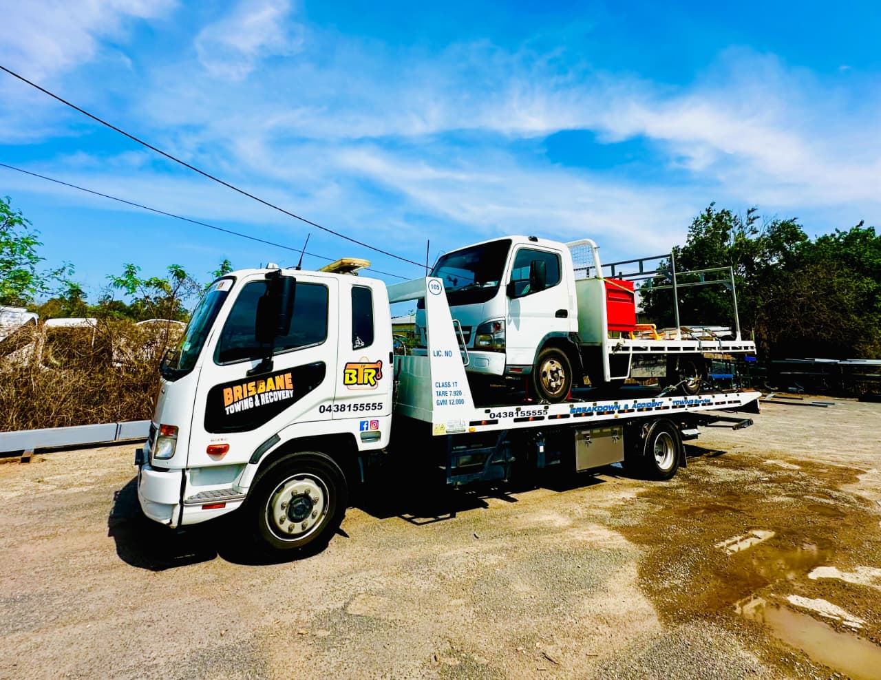 Tow truck to move small truck and 2 cars at once
