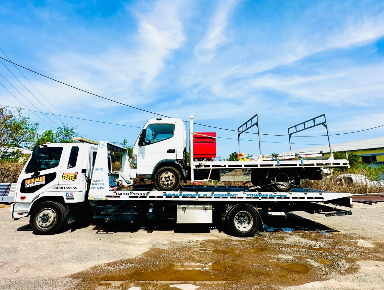 Tow truck to move small truck and 2 cars at once