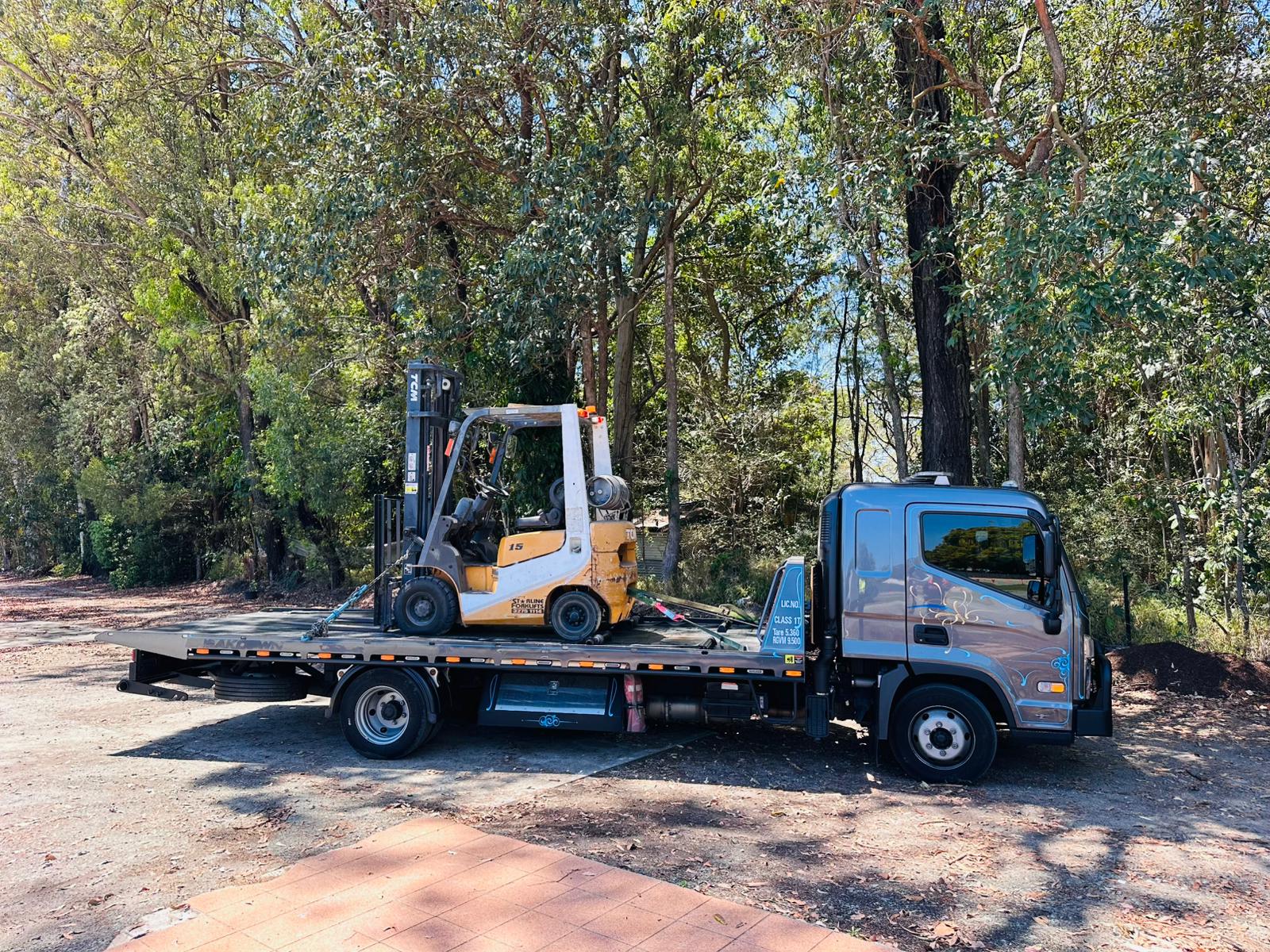 Small tow truck for narrow spaces and parking lots